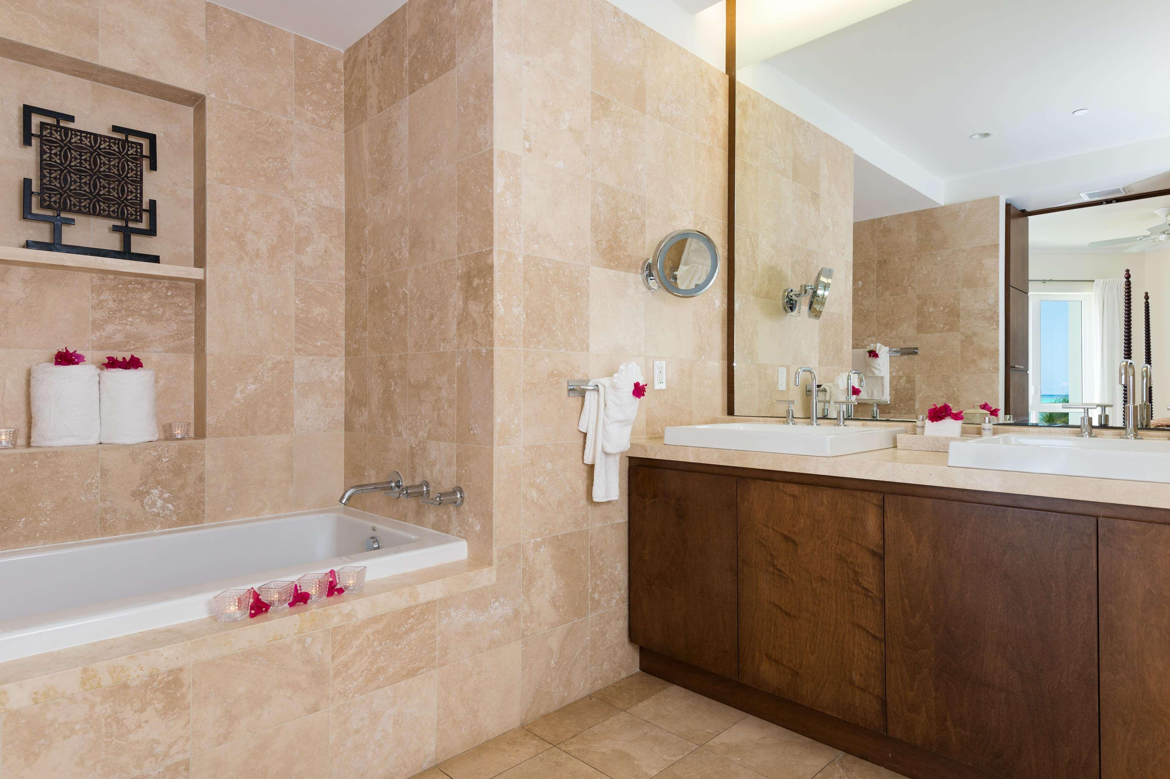 West Bay Club Hotel Грейс Бей Екстериор снимка