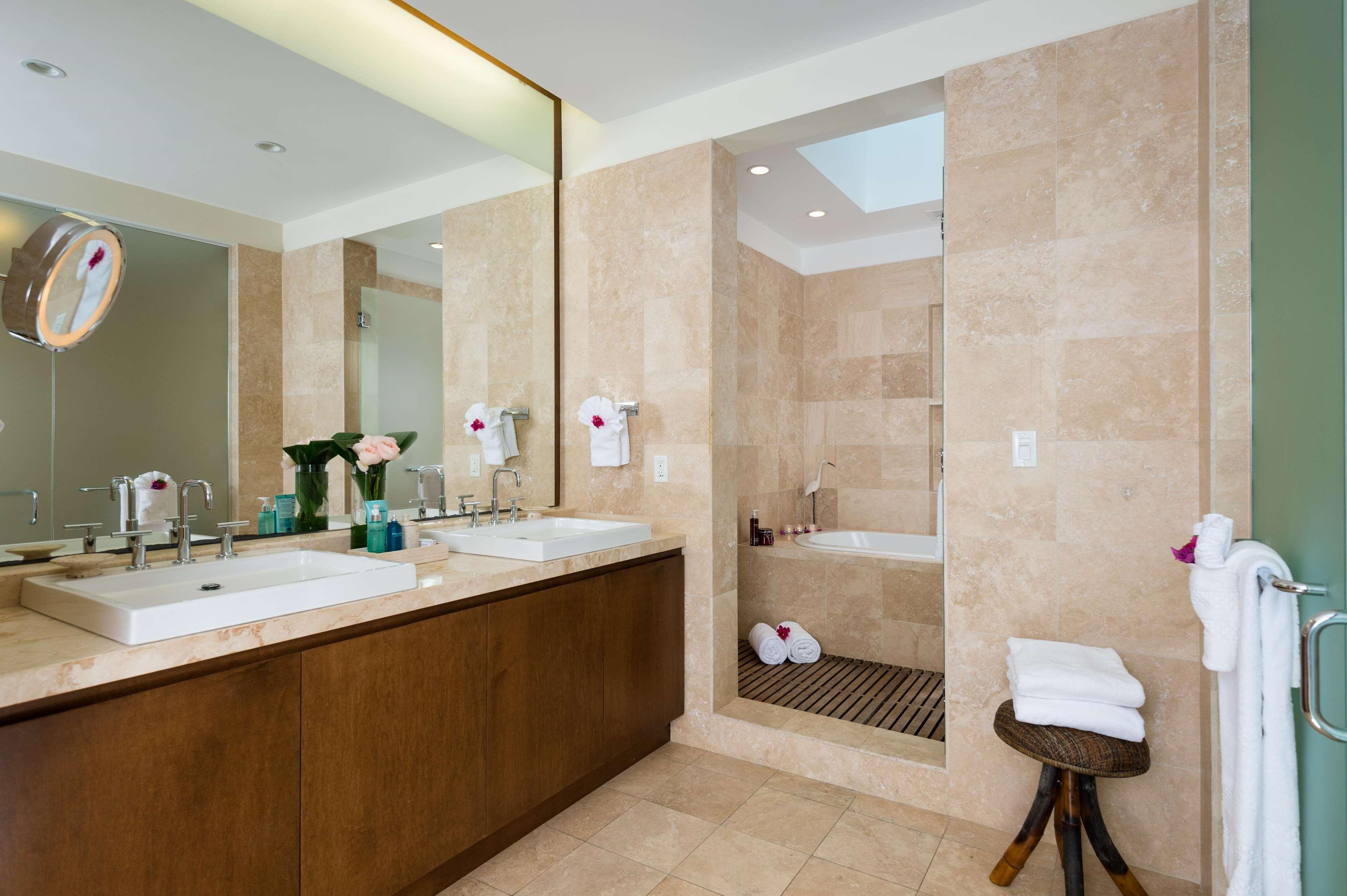 West Bay Club Hotel Грейс Бей Екстериор снимка