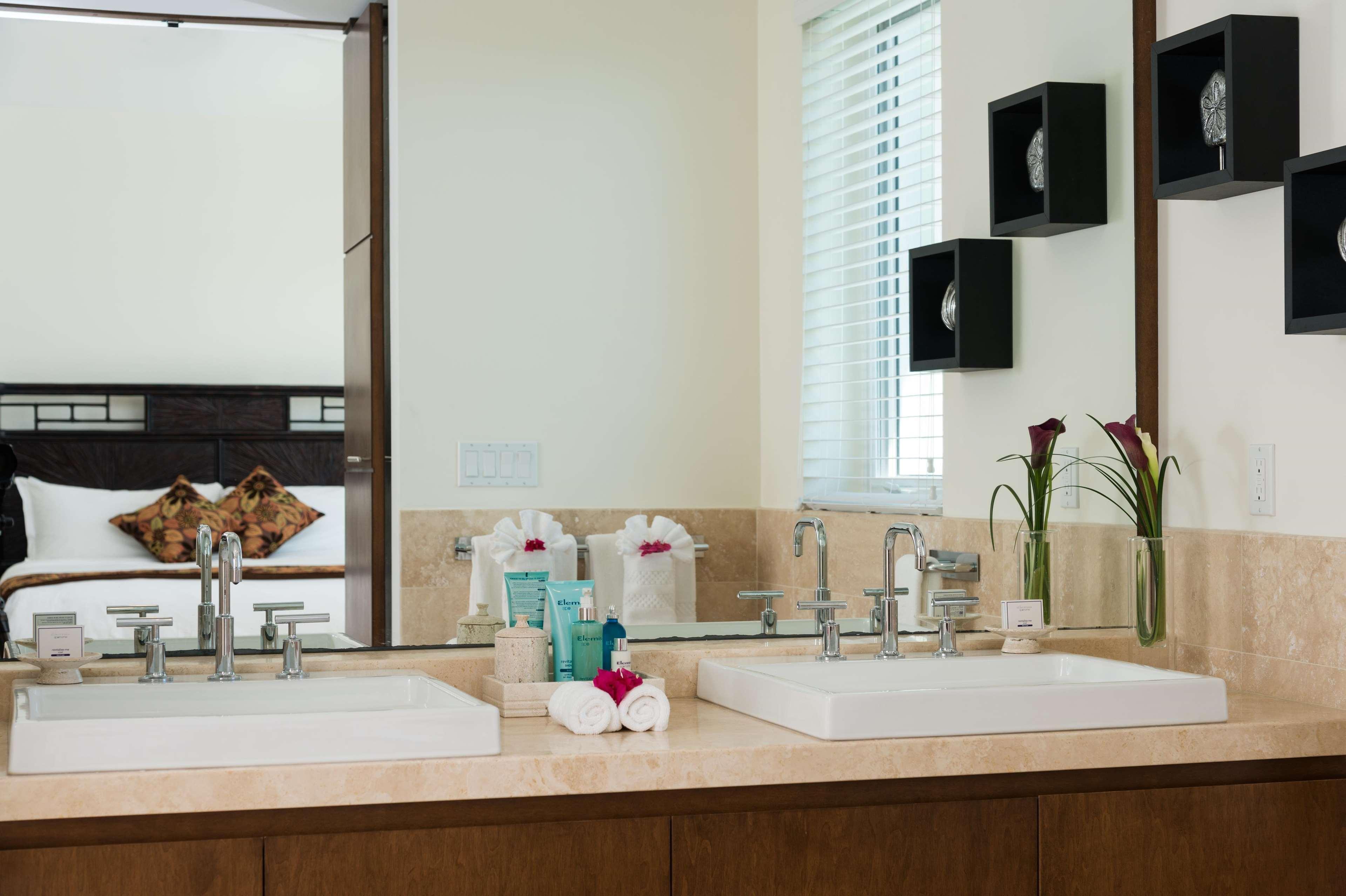 West Bay Club Hotel Грейс Бей Екстериор снимка