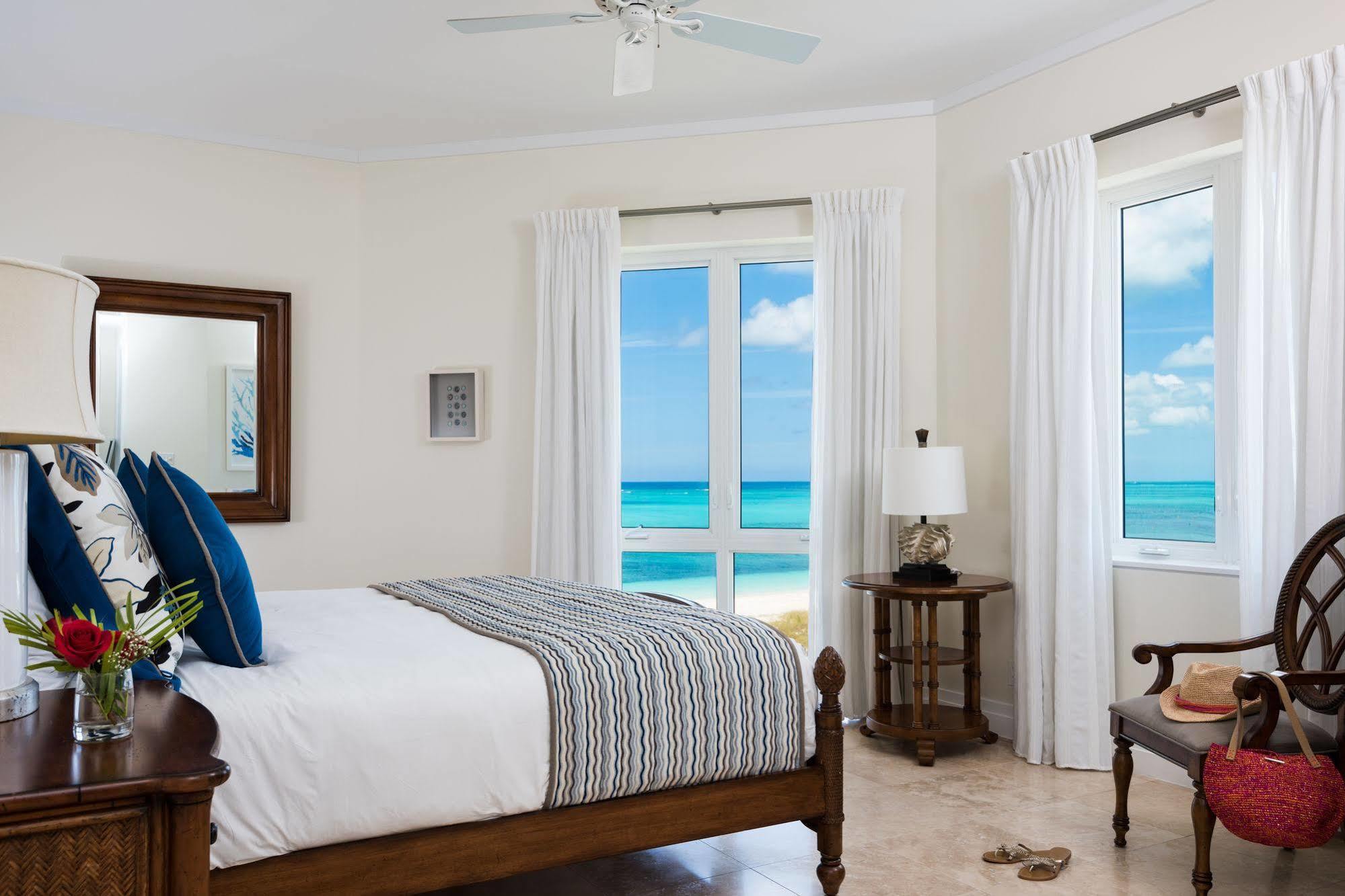 West Bay Club Hotel Грейс Бей Екстериор снимка