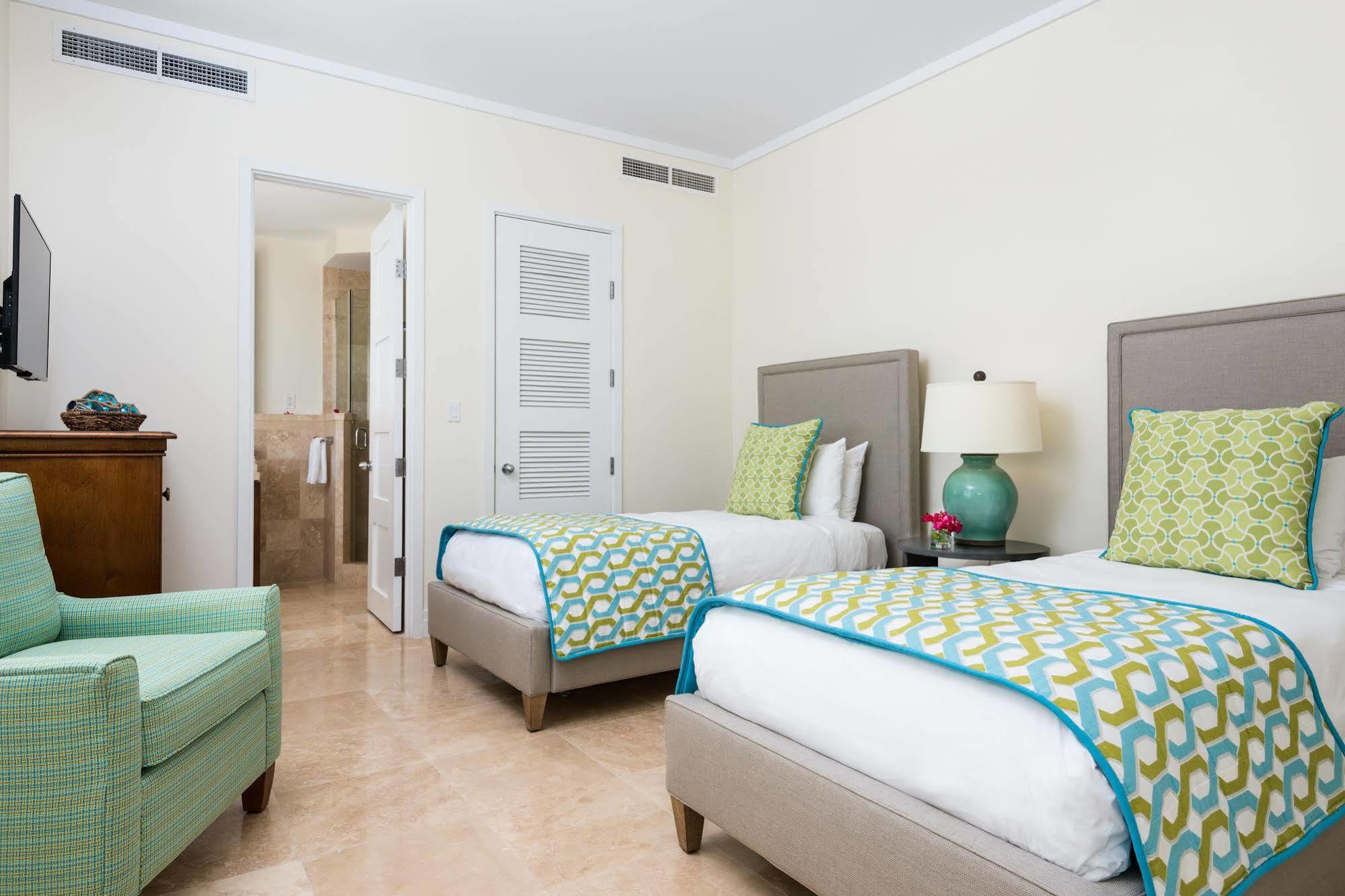 West Bay Club Hotel Грейс Бей Екстериор снимка